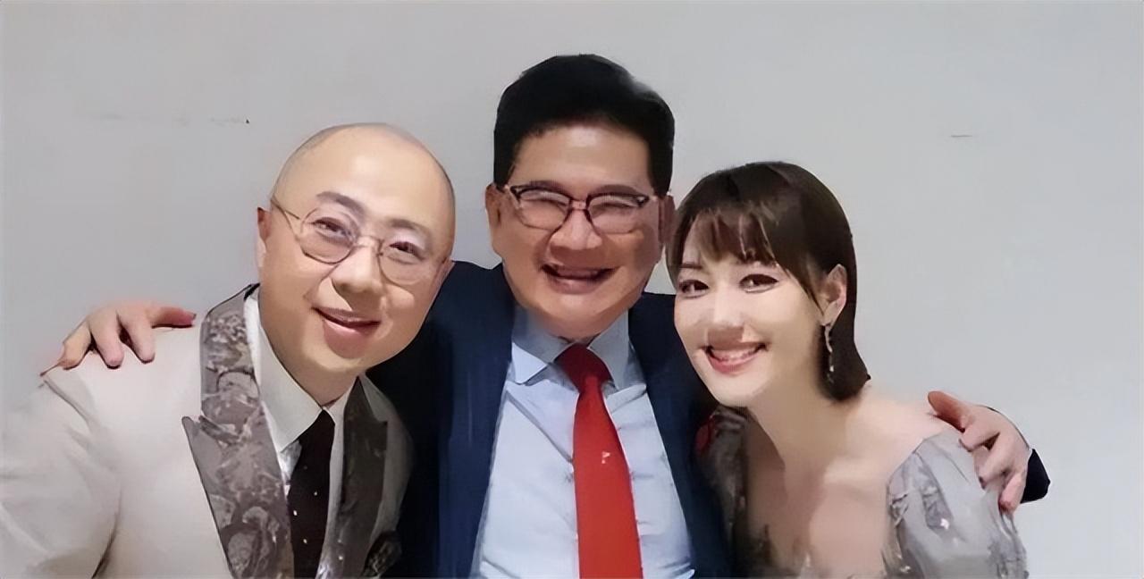 从1995年就正式调入东方卫视担任主持人的曹可凡,问他能否从sm