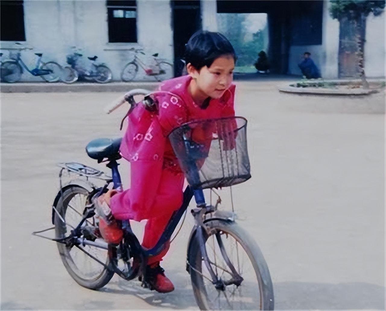 回顾断臂女孩雷庆瑶不幸触电3岁截肢却靠双脚逆袭成公益明星