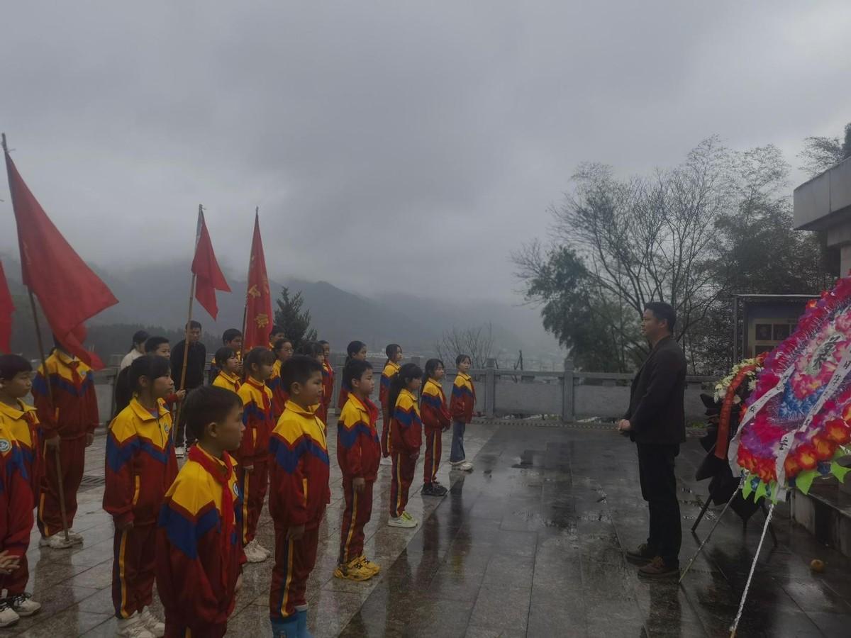 传风骨 铭遗志:洞口县江口镇中心小学举行"缅怀英烈"祭扫活动