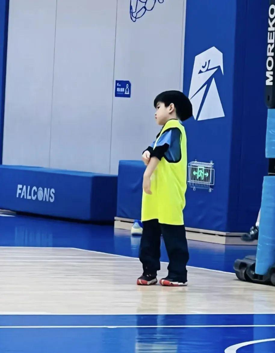 在北京德威英国国际学校上二年级,小星星全名陈睦辰,今年8