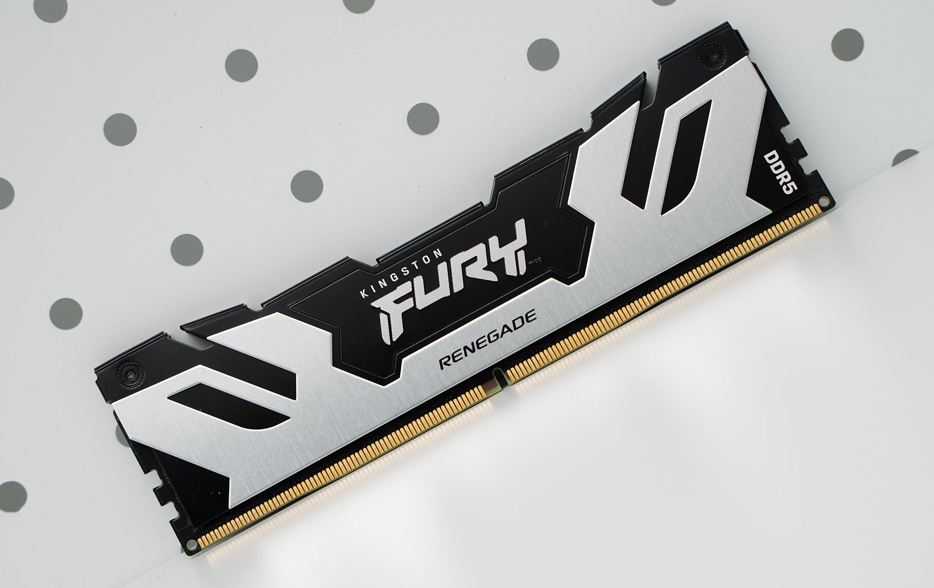 本次测试平台用的是金士顿 renegade叛逆者 fury 32gb(16g×2)套装