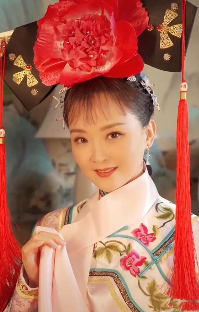 50岁王艳再复出法令纹严重太显老有种反弹后贾玲既视感