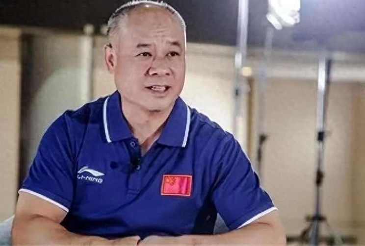 体操王子李宁身家过百亿头发斑白尽显老态六旬妻子依然貌美