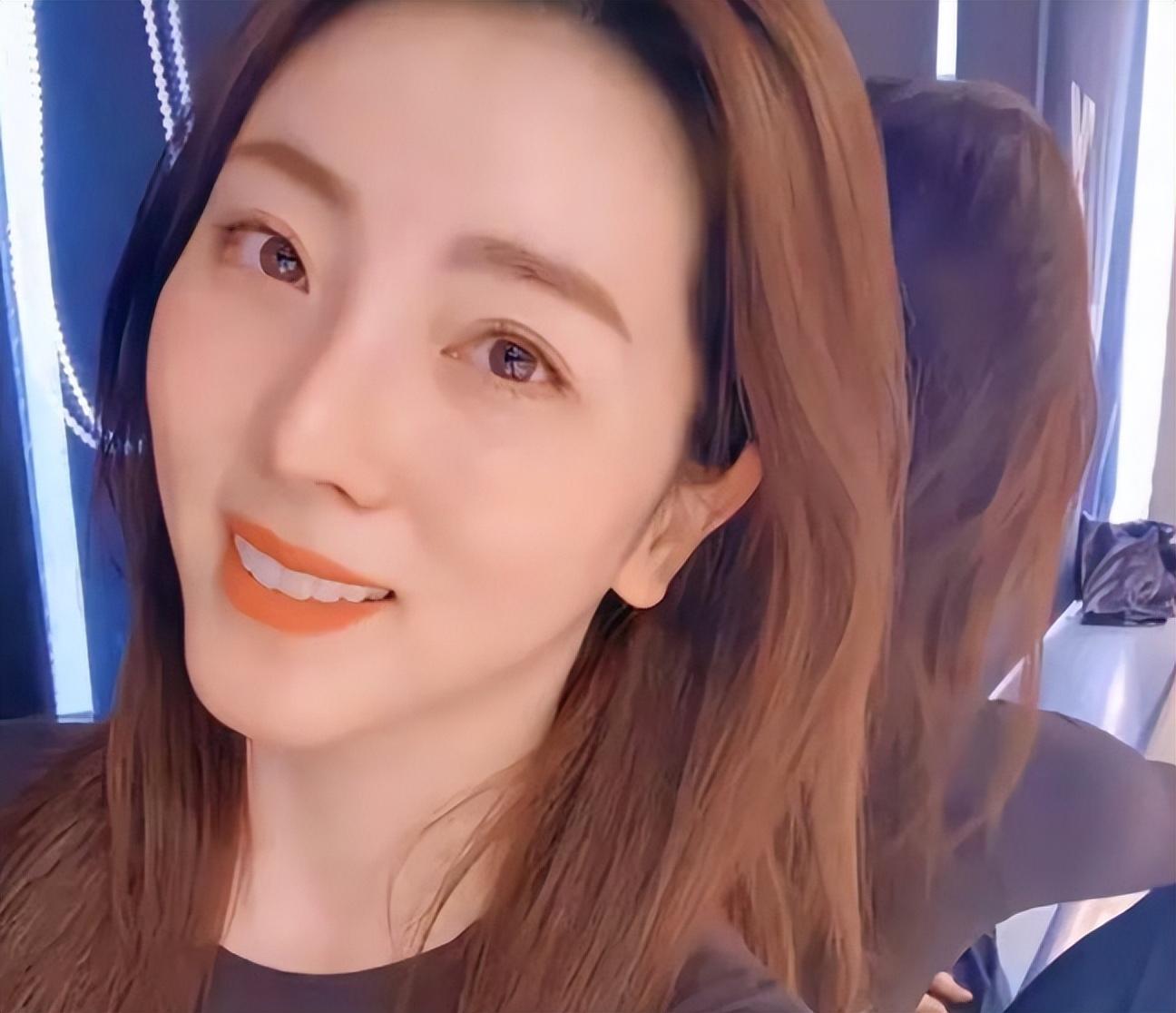 回顾央视李思思3年生2娃放弃事业选择家庭如今的她幸福么