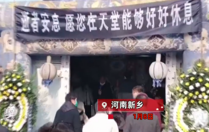 2023年,河南76岁老人去世后,灵车被全村人阻拦:想送他最后一程