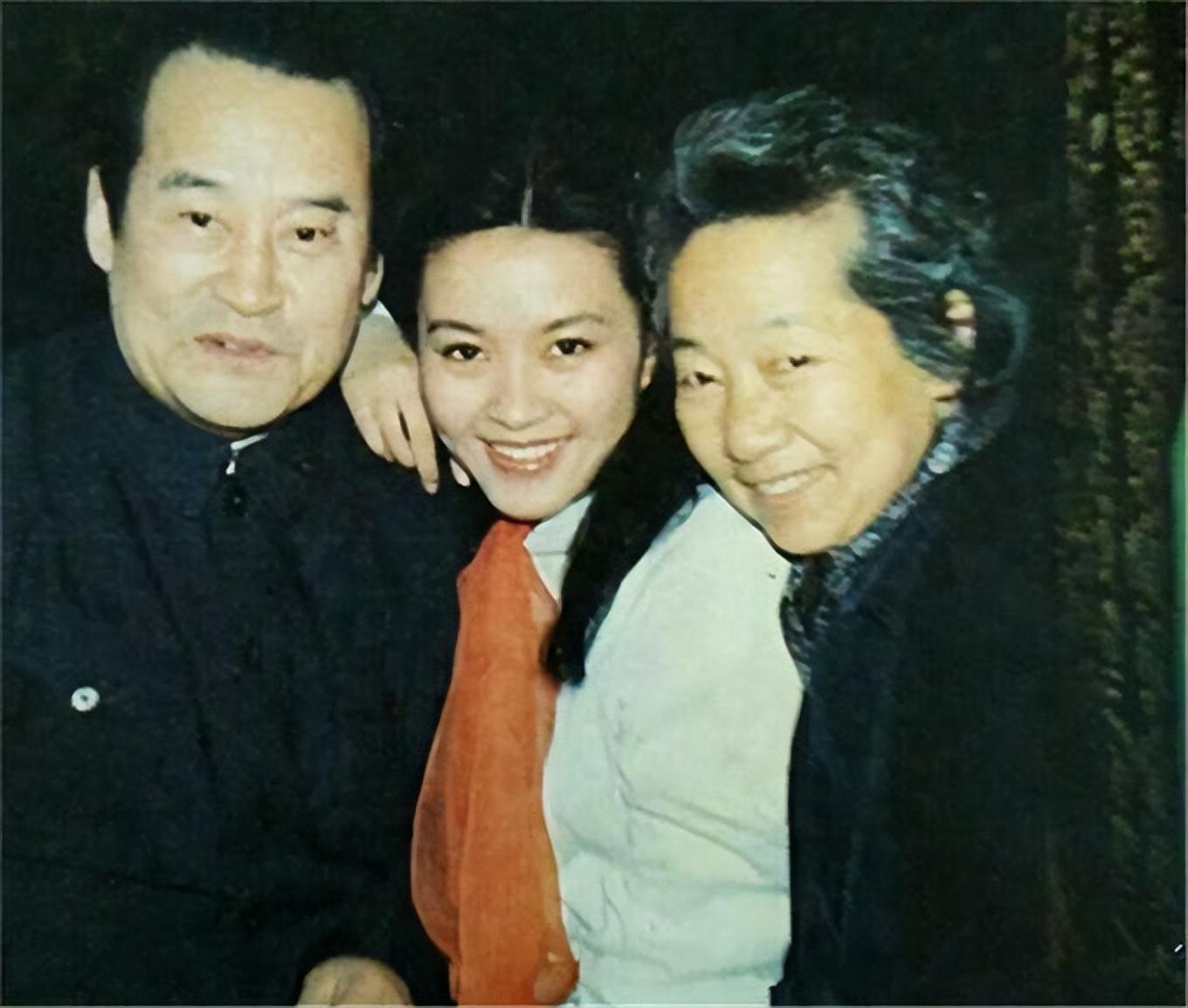 班花方舒60岁照片曝光满脸沧桑判若两人失败婚姻是她一生的痛