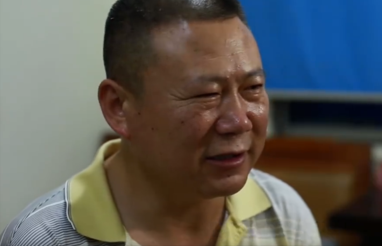 回顾首例5胞胎母亲养育10年父亲1分钱不寄得知原因潸然泪下