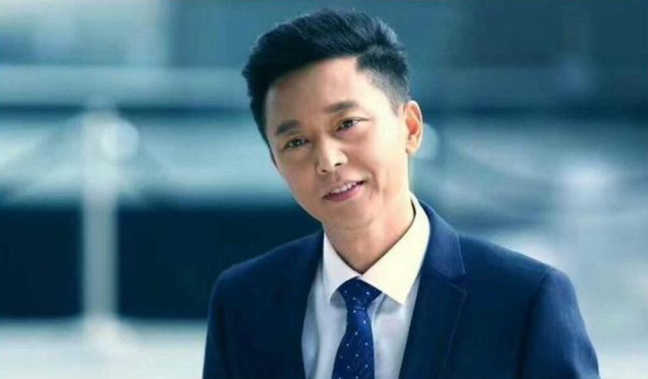 53岁刘奕君对比50岁段奕宏长相相似却走上截然相反的道路