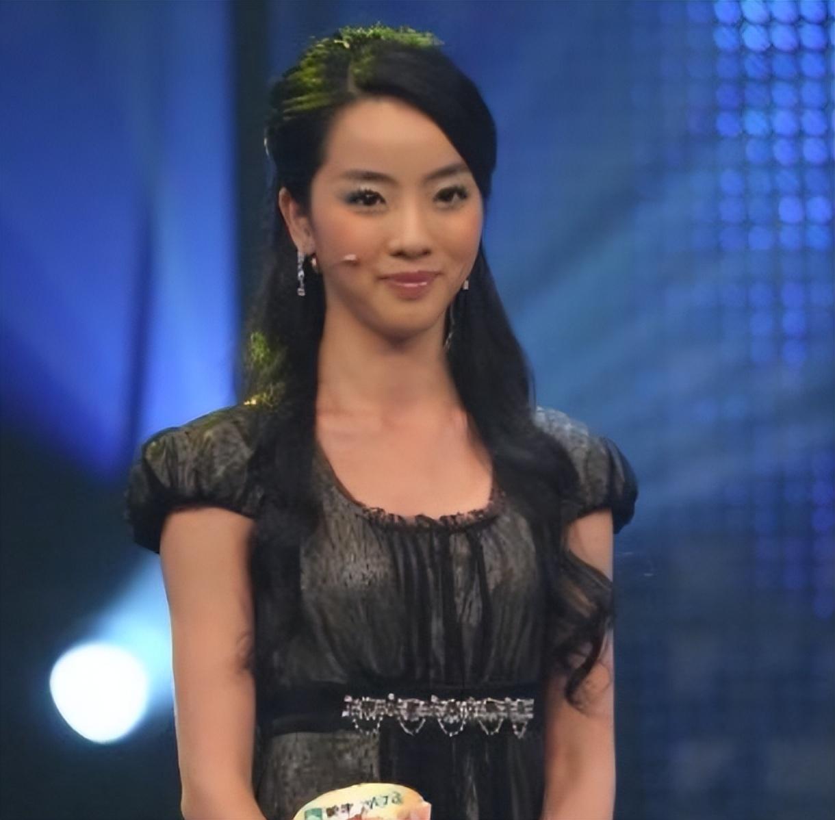 回顾央视李思思3年生2娃放弃事业选择家庭如今的她幸福么