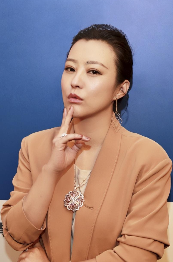 别看如今的郝蕾似不修边幅当年的她漂亮到高圆圆都被比下去