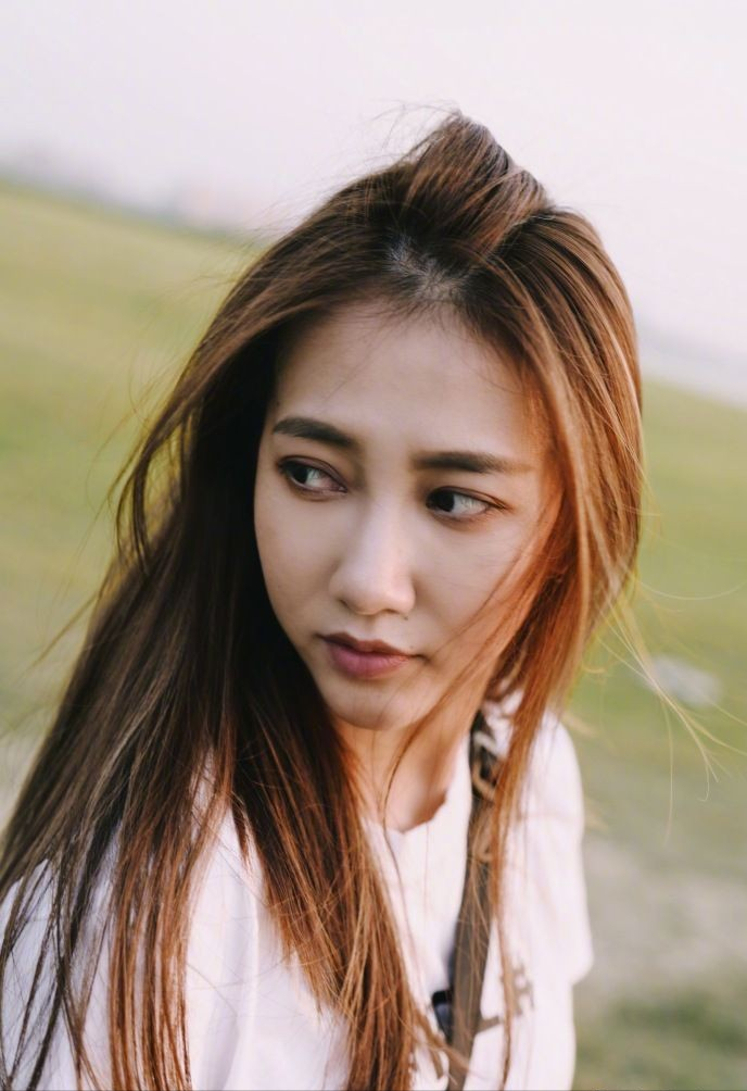 回顾有一种情商洼地叫做弦子19岁出道歌比人红不会说话是伤