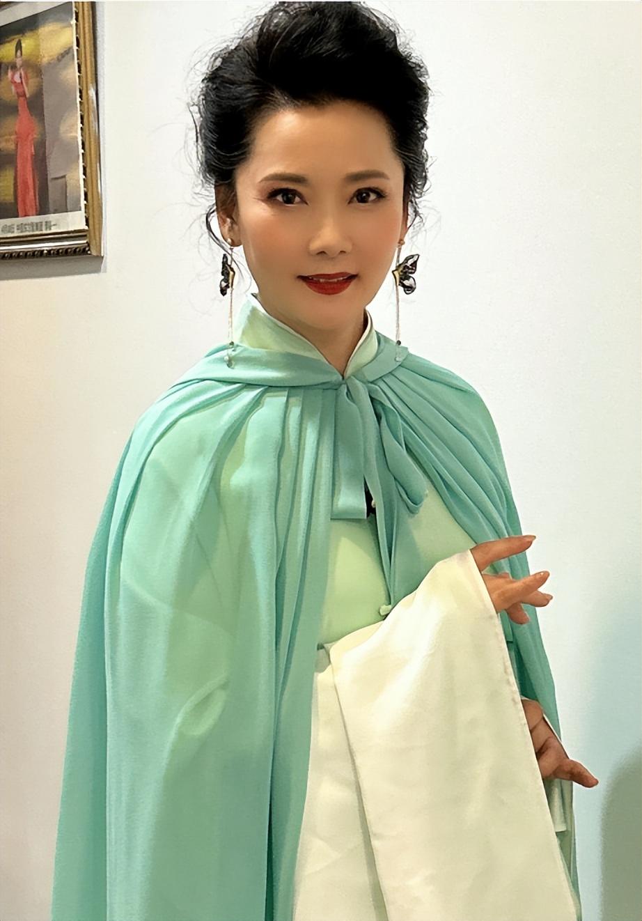 何赛飞和丈夫丁克10年愁坏婆婆35岁高龄产子全家乐开怀