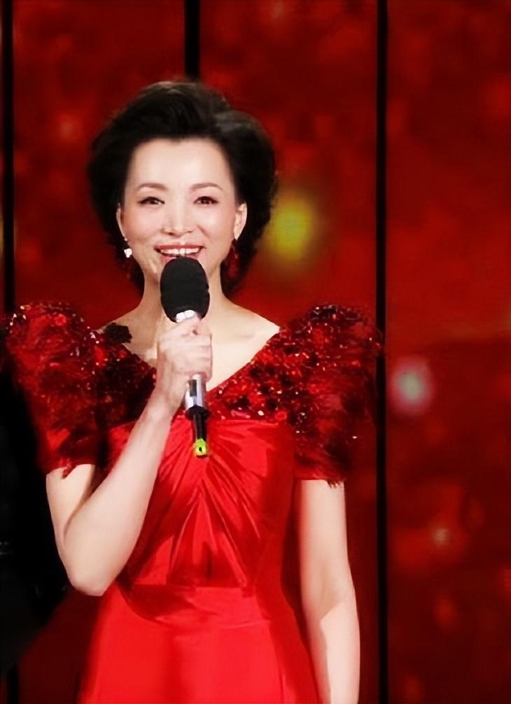 央视女神董卿霸气归来新节目再挑大梁50岁依旧稳坐一姐之位