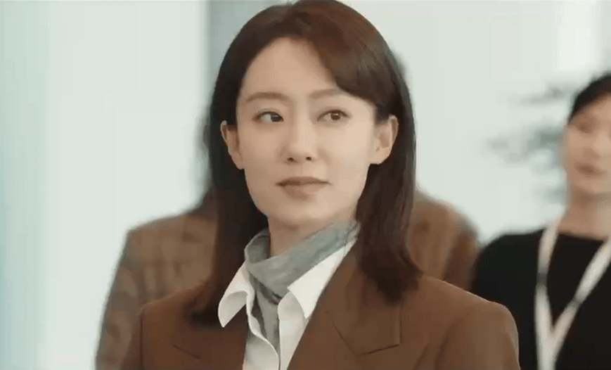 凭着电影《你好李焕英》击败了众多实力演员.获得了金鸡奖颁发的影后.