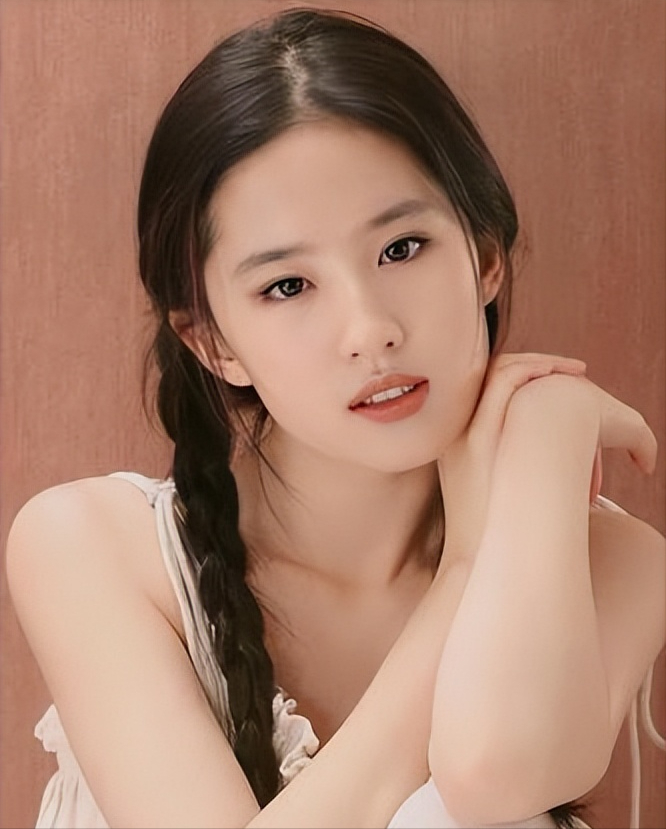 回顾灵不起来别硬演这6位女神告诉你厉害的人才能挤眉弄眼