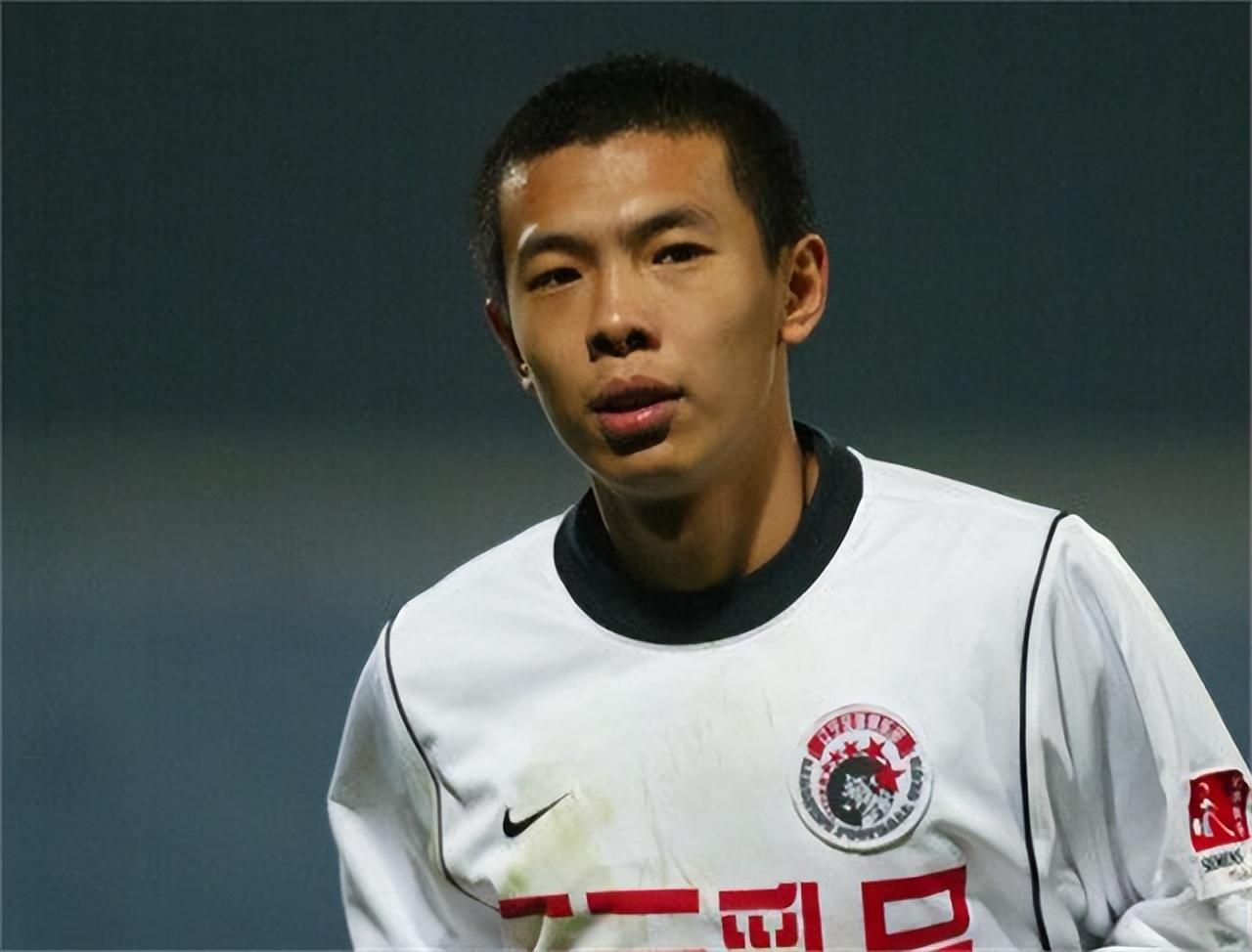 回顾国足徐亮28岁落选国家队退役后教学今投资海外生活滋润