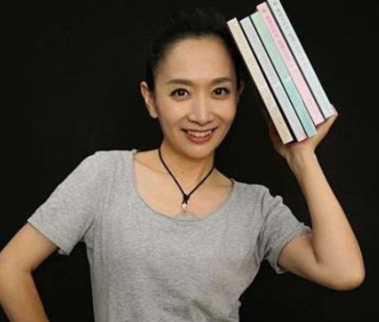 回顾王芳一个人产检带娃一个人做手术却说自己婚姻很幸福