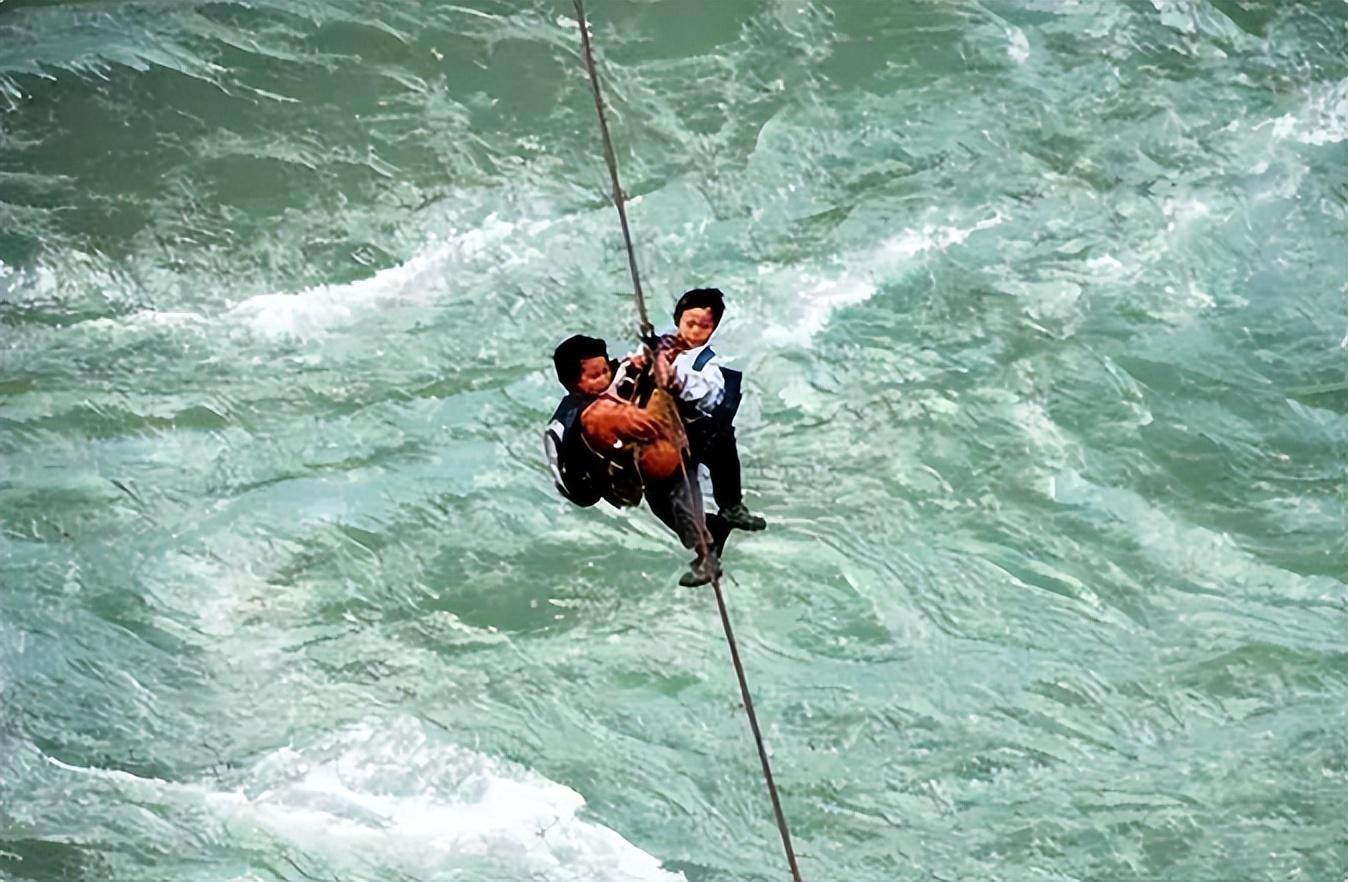 回顾溜索女孩8岁独自飞渡怒江的她选择让所有人意外