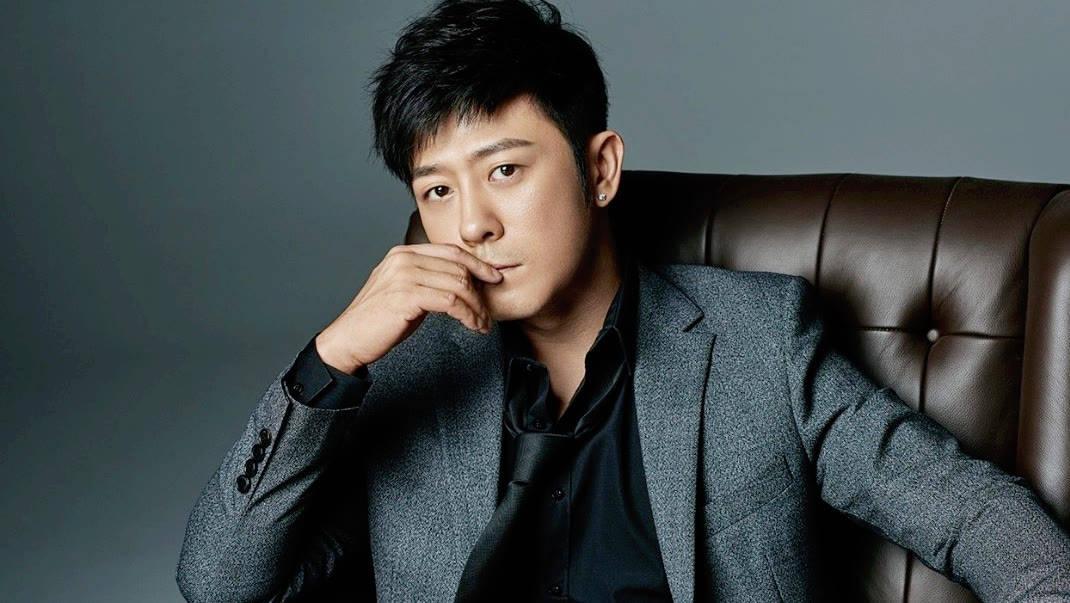 亲妈是导演干妈是导演20年都捧不红他却在娶妻改名后火了