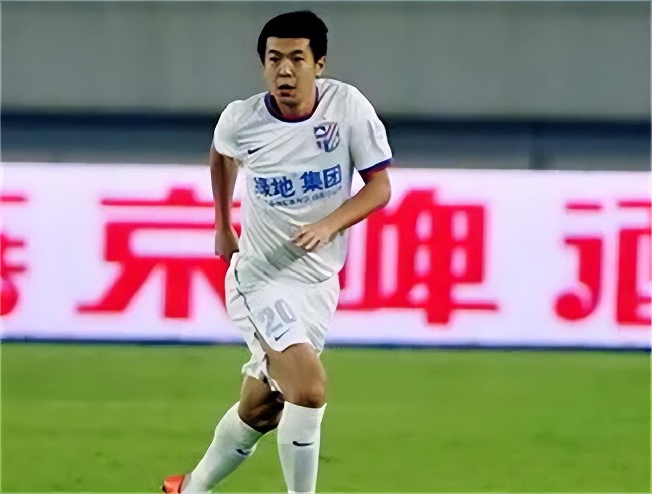 回顾国足徐亮:28岁落选国家队,退役后教学,今投资海外生活滋润