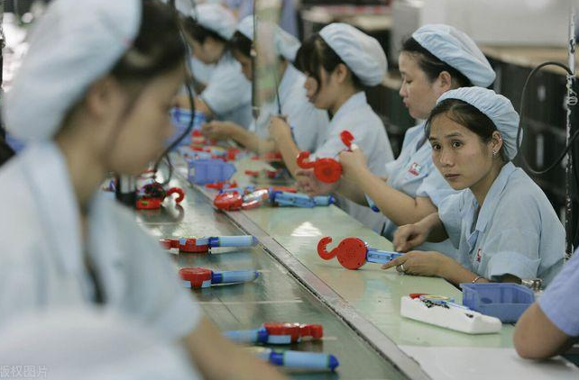 回顾从初中辍学打工妹到夺取世界冠军这个00后只用了五年时间