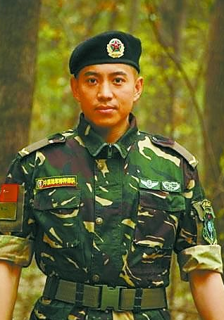 06 张丰毅张丰毅这位老戏骨可以说是"军人专业户"了,单从长相来看,他