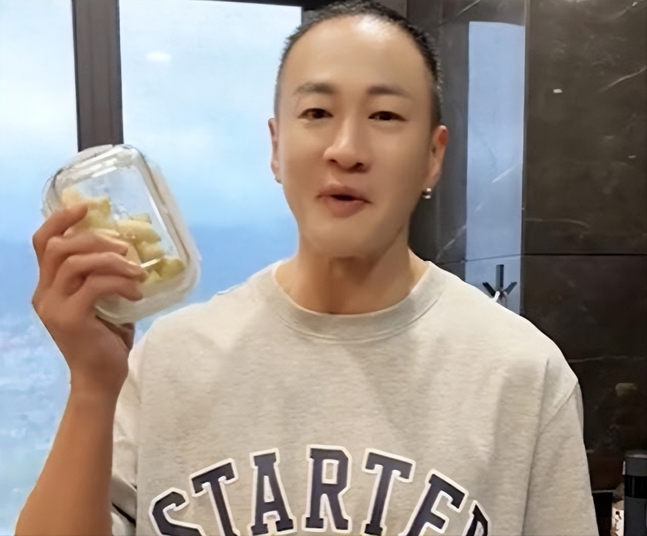 回顾脸长褶子多嘴巴凸这10位男星看似很帅实际越看越怪