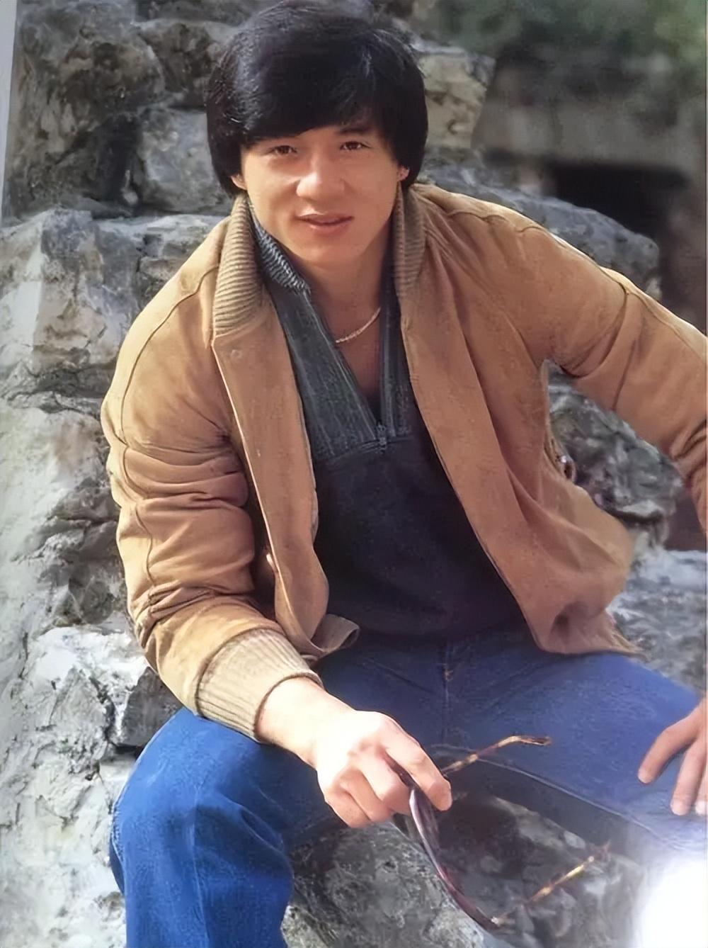 成龙断崖式衰老白发苍苍尽显老态网友泪目我不能接受