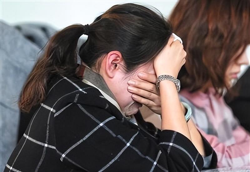 1998年警花私会局长被杀警员丈夫被判死缓2年后发现是错案