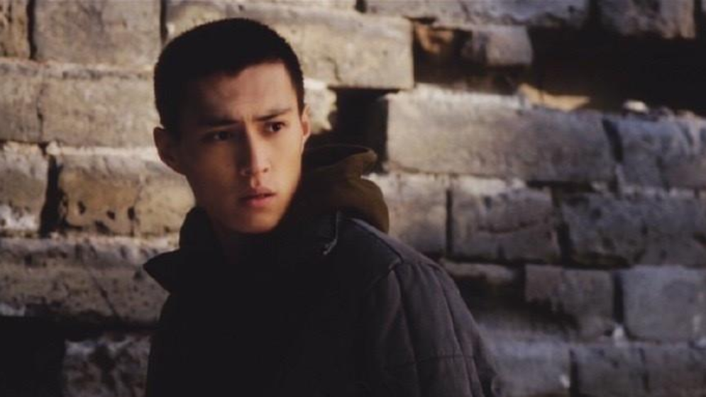 回顾靳东从服务员逆袭成演员能成功要感谢两位母亲的帮助