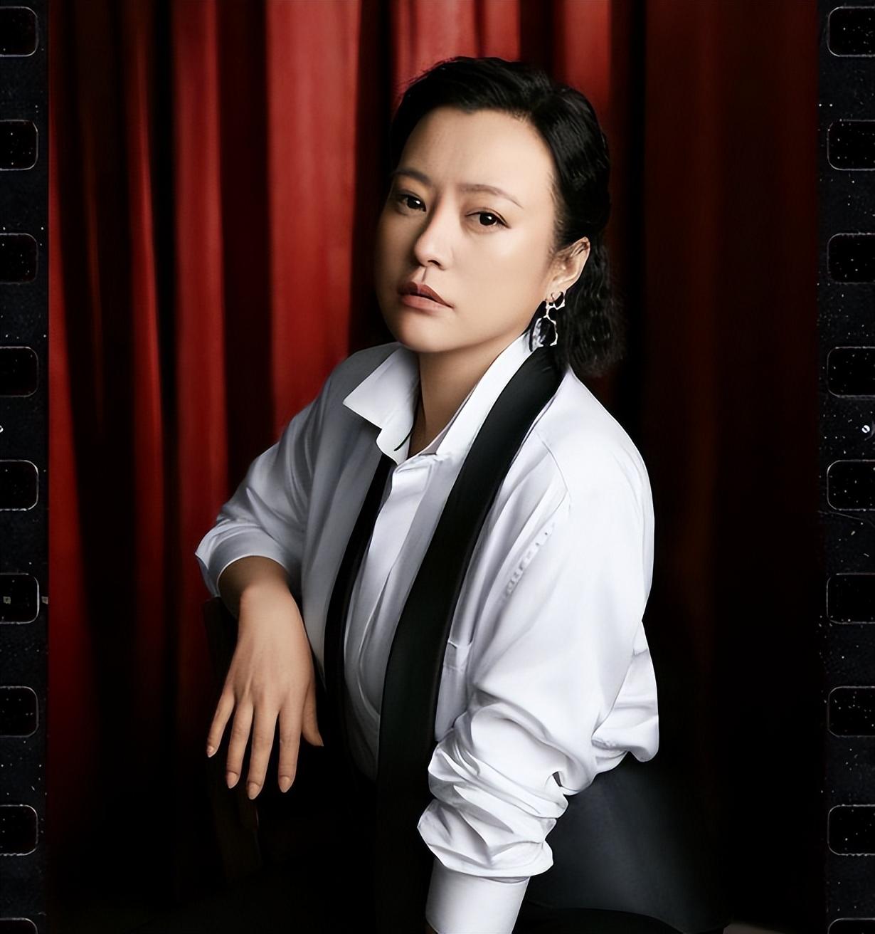 回顾郝蕾两婚两离带着双胞胎儿子生活43岁才学会跟父亲和解