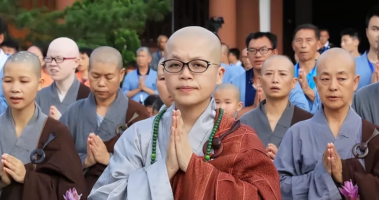 那天,一诚长老因为颈椎椎间盘突出,到养立法师所在的医院医治.
