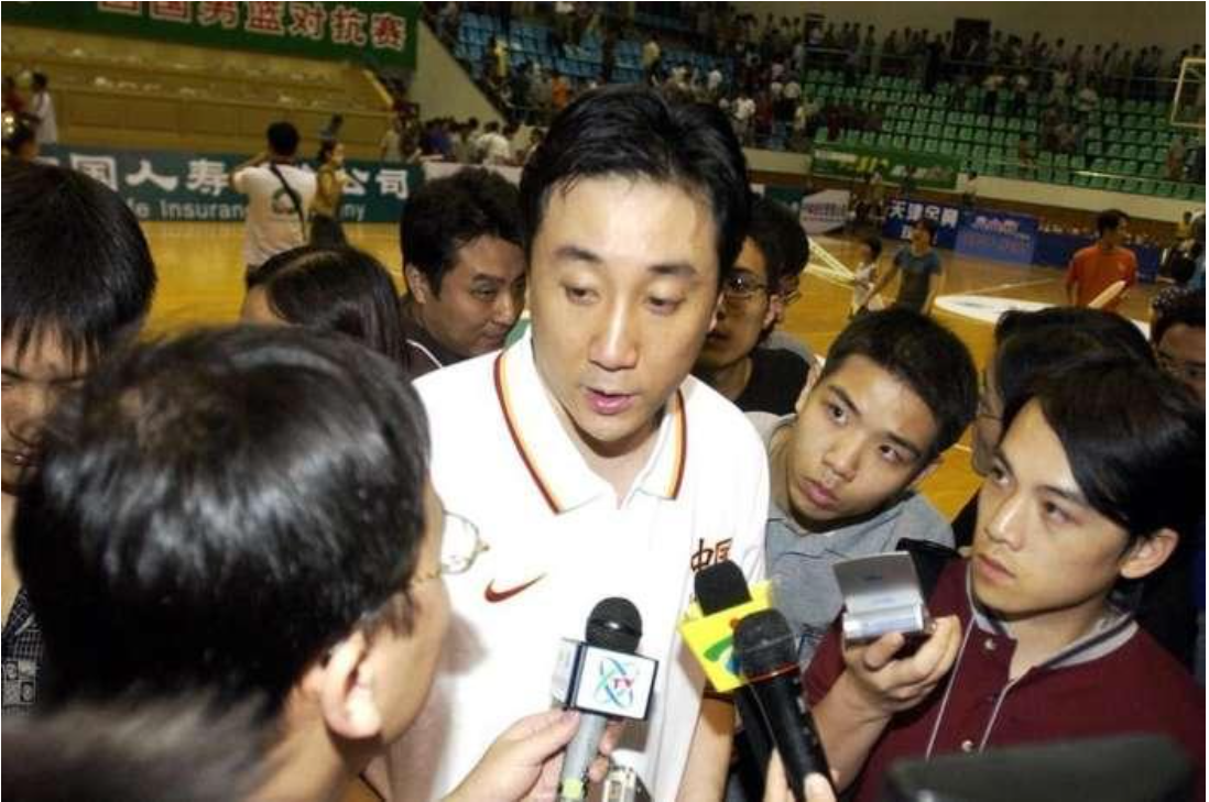 我国男篮王非:人生坎坷,曾缔造八一男篮王朝,妻子女儿都很漂亮