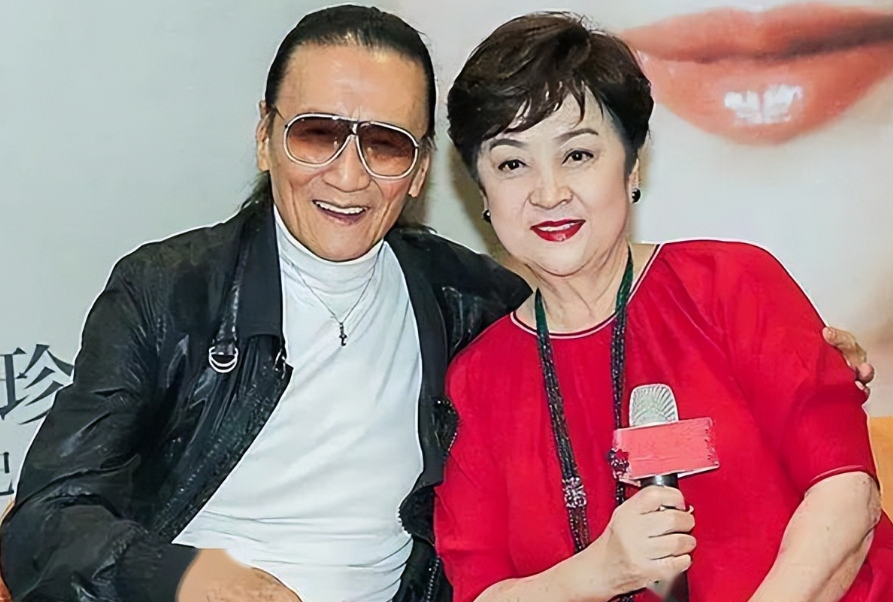 第二任妻子是狄波拉,港姐,亚姐的冠军,俩人相识于谢贤的人生低谷时