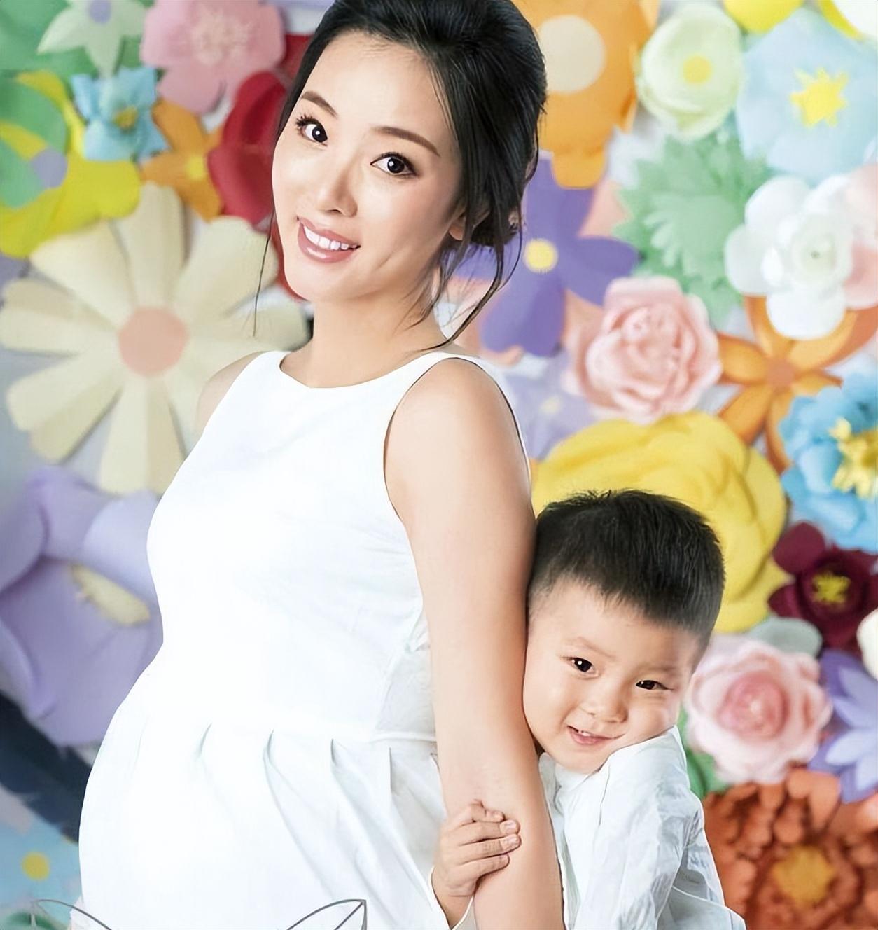 回顾央视李思思3年生2娃放弃事业选择家庭如今的她幸福么