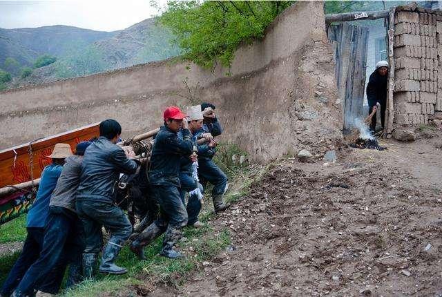 灵异故事:"死人"指路的离奇故事!