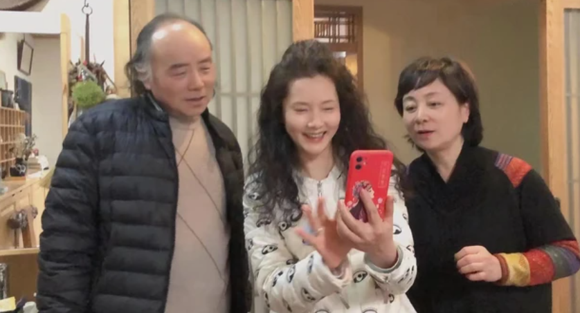 有一次,何赛飞碰巧看到了老师的全家福照片,只见老师有四个儿子.