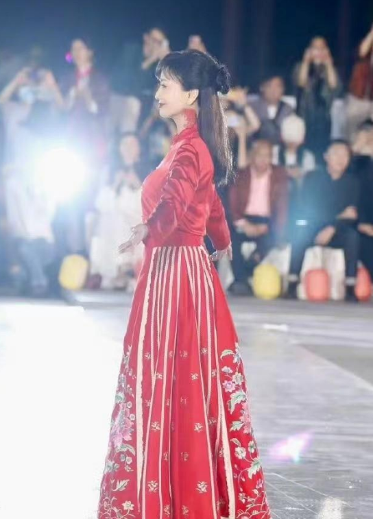 53岁性感尤物雪姨冲上热搜年过半百身材依旧火辣网友直呼雪姐