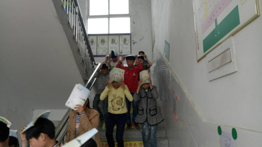 随后,教学楼开始出现裂痕,物理老师迅速反应:"地震了,同学们快跑!