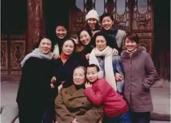 回顾11岁辍学当家20年前演反派被记恨至今我们欠她一句对不起