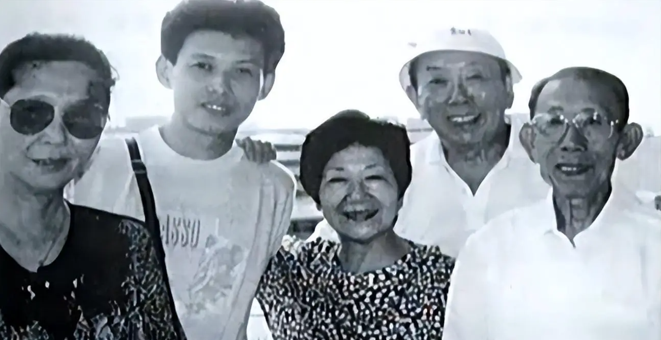 程前与董卿同居6年50岁再婚娶圈外娇妻如今60岁大变模样