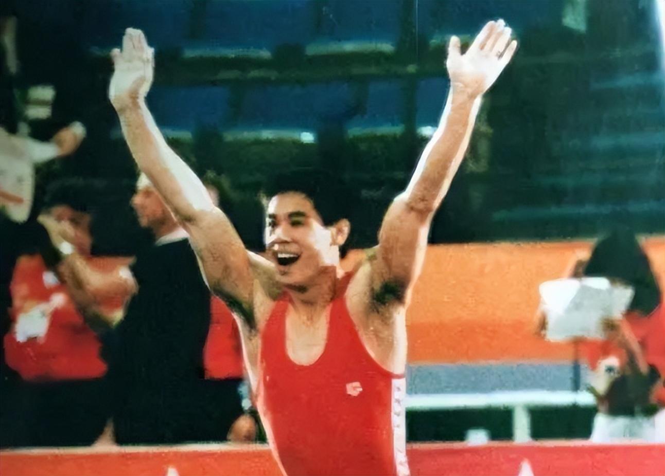 体操王子李宁身家过百亿头发斑白尽显老态六旬妻子依然貌美