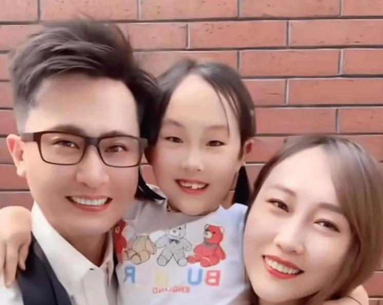 结婚的时候,杨帆考虑自己是公众人物,就一直没有公开妻子的信息.