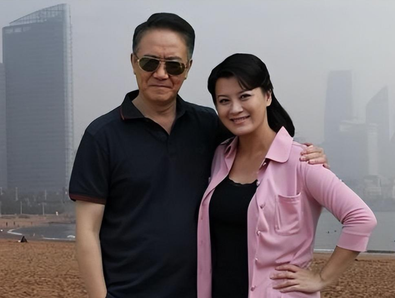 俩人的恋情被曝光后,曾受到舆论的谴责,指责史兰芽破坏了李幼斌的婚姻