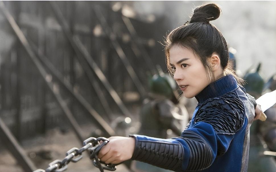 马思纯在《将军在上》中饰演女扮男装的将军叶昭.