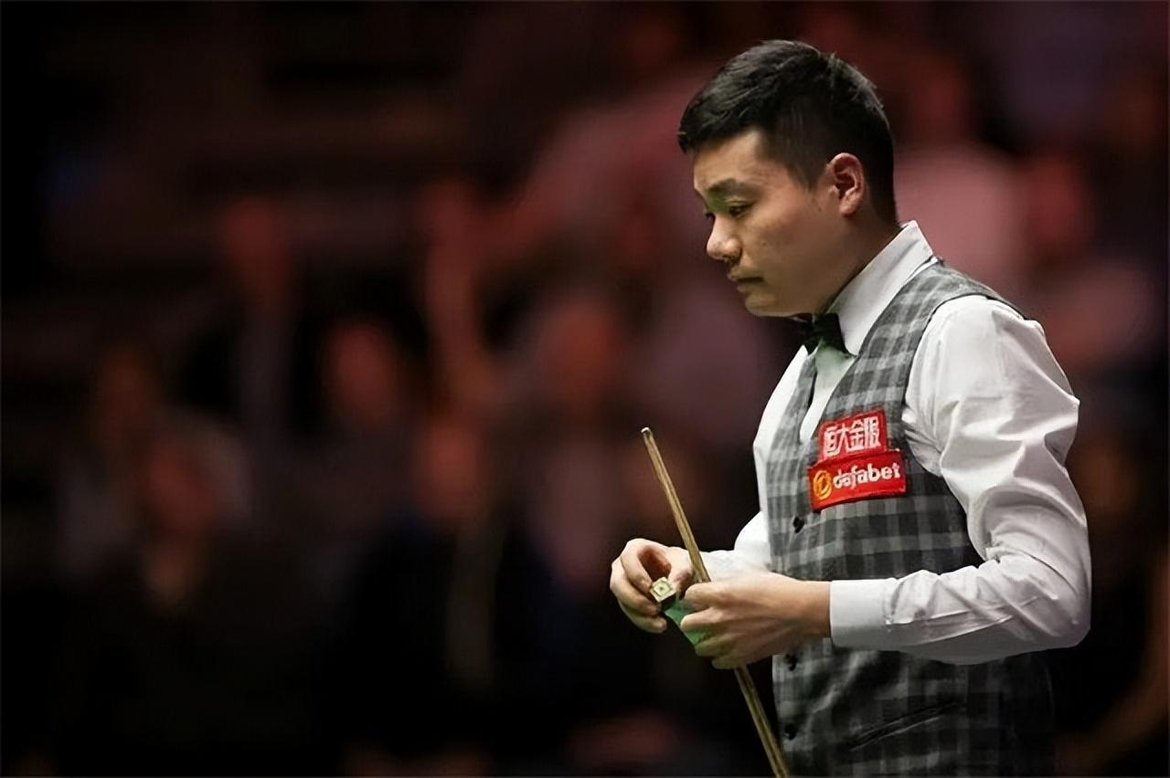 回顾丁俊晖晒一家三口合影娇妻明艳动人40岁潘晓婷却仍单身