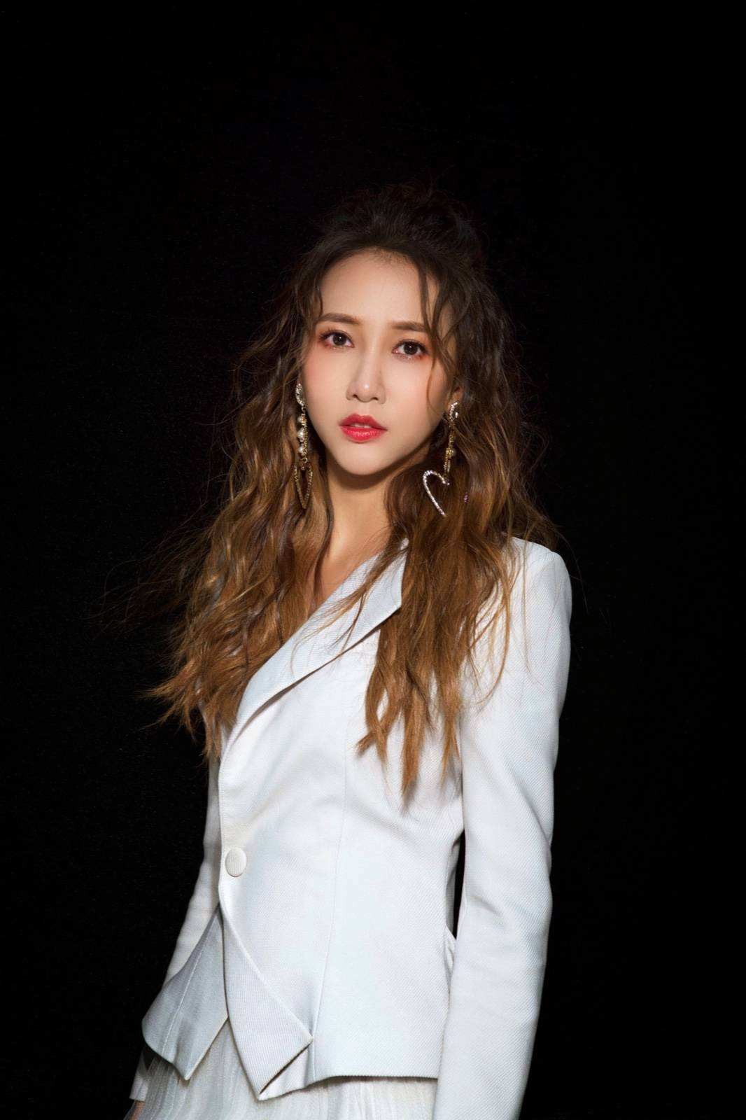 回顾有一种情商洼地叫做弦子19岁出道歌比人红不会说话是伤