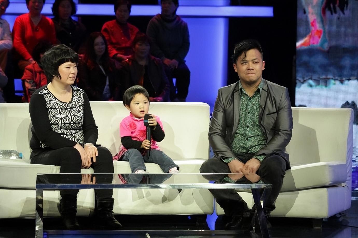 张四一和妻女参加电视节目一时之间,张四一的传奇经历在网上传得沸沸