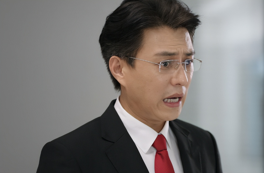 回顾靳东从服务员逆袭成演员能成功要感谢两位母亲的帮助