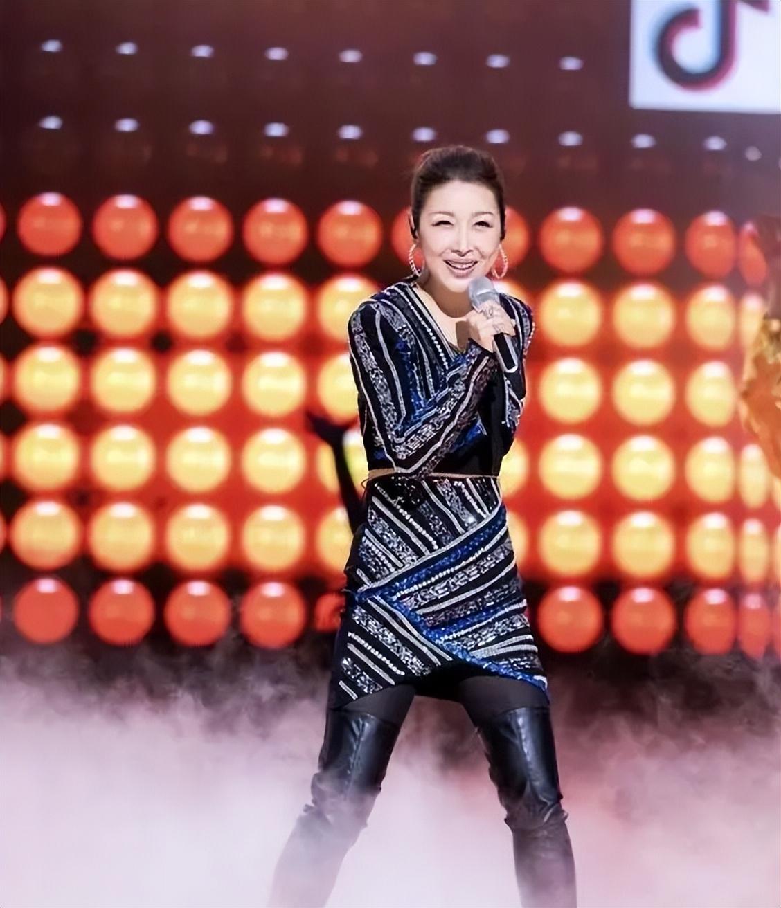 在嫁入豪门之前,孙悦其实已经是一位家喻户晓的天后级歌手了.